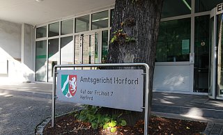 Ein 22-jähriger Mann aus Hiddenhausen muss sich vor dem Herforder Schöffengericht wegen einer Vielzahl von Gewaltdelikten verantworten. - Claus Frickemeier