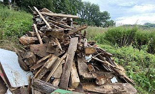 Fundort Löhne: Diese Ladung wurde auf einer Wiese neben A30 abgekippt. - Dirk Windmöller