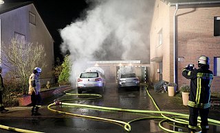 Am späten Samstagabend haben Feuerwehrleute aus Spenge-Mitte und Lenzinghausen zwei brennende Pkw auf einem Grundstück an der Jahnstraße gelöscht. - Frank-Michael Kiel-Steinkamp