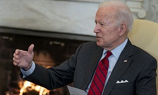 US-Präsident Joe Biden bei einem Gesprächstermin. Er soll die Truppenverlegungen bereits autorisiert haben. - picture alliance / abaca
