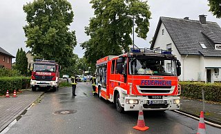Am Grenzweg in Gütersloh sind zahlreiche Keller vollgelaufen. Teile der Straße sind mittlerweile gesperrt. Die Feuerwehr bittet um Geduld und Verständnis, dass es zu Wartezeiten kommt. - Christian Bröder