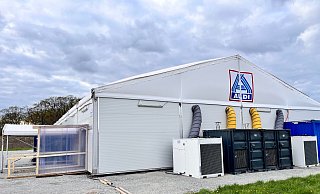 Einbrecher haben sich gewaltsam Zutritt zu dem Zelt-Provisorium in Harsewinkel verschafft. - Robert Becker
