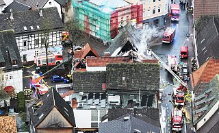 Ein Loch im Dach: Über die Drehleitern aus Höxter (r.) und Holzminden (l.) wird das Feuer am Montagmittag gelöscht - Gerald Dunkel