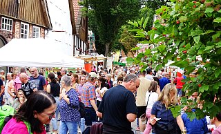 Der Käsemarkt in Nieheim zieht Massen an Besuchern an. Nun drängt sich das Thema Sicherheit wieder in den Vordergrund. - Moritz Räker