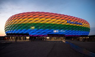 In diesem Jahr leuchtet die Münchner Allianz Arena während der EM in Regenbogenfarben - aber nicht bei einem Spiel. - dpa