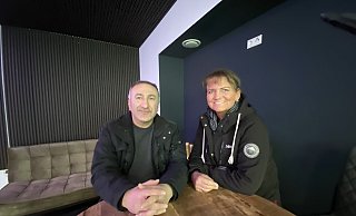 Pächter Bilant Gün und Eigentümerin Karin Gerbaulet freuen sich in der neuen Sportbar auf die ersten Gäste. - Burkhard Hoeltzenbein