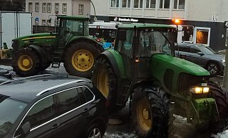 Am Montag haben etwa 50 Landwirte mit ihren Traktoren auf dem inneren Ring in Paderborn demonstriert. Zum Abschluss waren die Teilnehmer vor dem CDU-Center am Liboriberg. - CDU