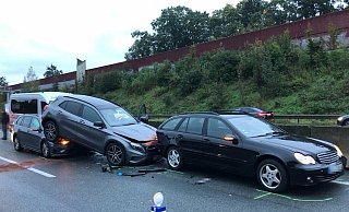 Bei dem Auffahrunfall schob der VW Golf den Mercedes GLA auf den vorangefahrenen Mercedes. - Polizei Bielefeld