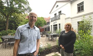 Nach 29 Jahren übergibt Hartmut Giebel die Leitung des Bürgerzentrums Haus unter den Linden (HudL) an Judith Stallner. - Natalie Gottwald