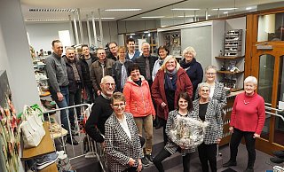 „Mit Freunden feiern, mit Freunden fröhlich sein“, heißt es im Karneval und bei der Neueröffnung von Anna Reinekes Schuhgeschäft. - Josef Köhne