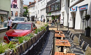 Flächen für die Außengastronomie – hier in der Ritterstraße – könnten im Sommer dauerhaft eingerichtet werden. - Barbara Franke