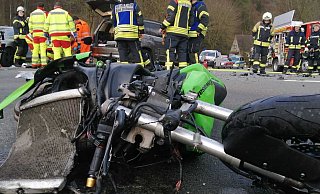 Die Landesstraße 954 bei Bad Driburg ist nach einem Unfall mehrere Stunden voll gesperrt gewesen. - Burkhard Battran