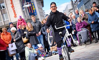 Der komische Fahrradkurier Steve Wheels aus Kanada zeigt Comedy und Stunts auf dem Zweirad. - Barbara Franke