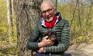 Josef Rick – hier mit seinem Dackel – ist Millionär. Der 68-Jährige setzt sich für eine Steuerreform ein, obwohl er von der aktuellen Situation profitiert. - NW