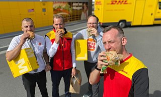 Burger-King-Filialleiter Samer Baker (von links), Tim Ewering, DHL-Vice-President für Vertrieb und Geschäftsentwicklung, Burger-King-Pressesprecher Daniel Polter und DHL-Zusteller Martin Rodigas haben am Montag die Kooperation zwischen dem Paketdienst der Post und dem Fastfood-Unternehmen vorgestellt. - Christian Bröder
