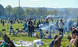 Grillen, Tanzen, Familien treffen: Beim jesidischen Neujahrsfest geht es um Gemeinsamkeit und Freude. Zu dem Ereignis reisten Jesiden aus der weiteren Umgebung nach Bielefeld an. - © Andreas Zobe