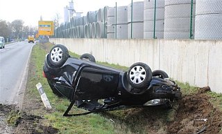 Nach dem Zusammenstoß mit einem Bus der Linie 614 überschlug sich der Opel des 20-jährigen Löhners und blieb auf dem Dach liegen. - Polizei Minden-Lübbecke