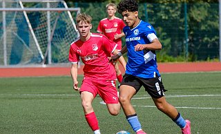 Arminias B-II-Jugend mit Eyyüb Yasar (r.) hatte gegen Mika Wagners Theesener das bessere Ende für sich und erzielte in der dritten Minute der Nachspielzeit das 2:1. - Andreas Zobe