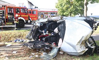 Unfall in Spenge: Erst prallte der Wagen gegen ein Baum, überschlug sich und blieb auf dem Radweg liegen. - Ekkehard Wind