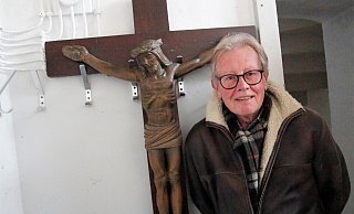 Jürgen Steinmeier vor dem Kruzifix aus dem Arbeitszimmer seines Schwiegervaters - seinerzeit Pfarrer im Schwäbischen. Wozu Garderobenhaken nicht alles gut sein können.... - Meiko Haselhorst