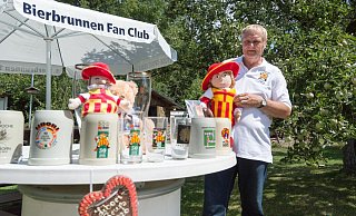 Andreas Meier, der mit Freunden einen Bierbrunnen-Fanclub gegründet hat, hat in all den Jahren eine große Sammelleidenschaft entwickelt für alles, was mit dem Bierbrunnen zu tun hat: Gläser und Krüge, Bierdeckel, Jubelhennesse. - Lena Henning