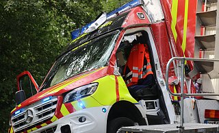 Bei dem Zusammenprall mit einem LKW wurden fünf Insassen des Rettungswagens auf der Einsatzfahrt verletzt. - Claus Frickemeier