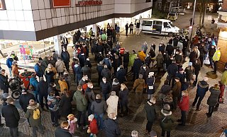 Mehrere Menschen haben sich in der Innenstadt versammelt. - Florian Weyand