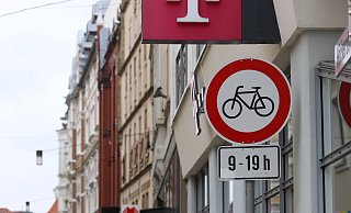 Eigentlich sind die Verbotsschilder deutlich zu erkennen, wie hier an der Höckerstraße. Doch immer wieder wird in der Fußgängerzone dennoch gefahren. - Claus Frickemeier