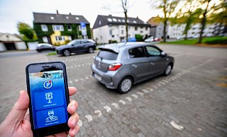 Auf diesem öffentlichen Parkplatz an der Mühlenstraße standen die Fahrzeuge. Ein Nutzer der umstrittenen App „Park & Collect" schwärzte hier einige davon als Falschparker an. - Jens Reichenbach