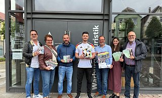 Reinhard Becker (Optik Becker, v. l.), Selina Knipping und Wilm Pollmann (Warburger Hanse), Alexander Martel (Sport Mewes), Oliver Rößling (Rewe), Nicole Scheifers (Warburger Hanse) und Philipp von Schöning (Dodiko) laden ein. - Hanse