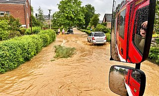 Im Juni 2021 hatten Wassermasssen einige Straßen in Enger überflutet. Auf künftige Katastrophenfälle - zum Beispiel aufgrund von Starkregen, Hitze oder einer Pandemie - bereitet sich der Kreis Herford nun mit einem Katastrophenschutzbedarfsplan vor. - Feuerwehr Enger