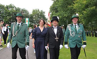 Lars Multhaupt und Julia Kroker sind das neue Königspaar der Rieseler Georgsschützen. - Burkhard Battran