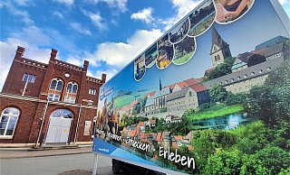 Von Einkaufen bis Erleben: So wirbt Warburg schon am Bahnhof. - Simone Flörke
