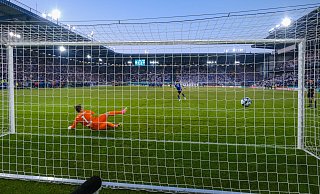 Moment der Entscheidung: Kaito Mizuta schickt Bochums Torwart Manuel Riemann in die falsche Ecke und beschert Arminia ein lukratives Weiterkommen im DFB-Pokal. - Andreas Zobe