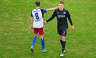 SCP-Stürmer Filip Bilbija verlässt nach seinem Platzverweis in Hamburg das Spielfeld und wird von seinem Ex-Teamkollegen Laszlo Benes verabschiedet. - Witters