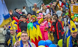 Karnevalsumzüge und bunte Verkleidungen gehören zu festen Ritualen an Karneval. - Sarah Jonek