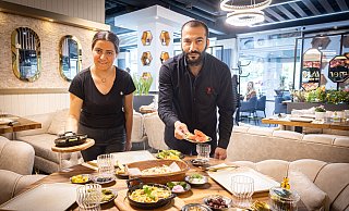Meryem und Ali Pehlivan aus Bielefeld tischen auf in der VIP-Lounge. - Mike-Dennis Mller / www.mdm.photo