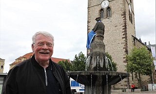 Johannes Insel auf dem Neustadt-Marktplatz vor dem Eisenhoit-Brunnen und der Neustädter Kirche. - Simone Flörke