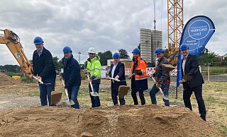 Spatenstich: Frank Klipker, Jörg Rossbach, Marc Wiegmann, Tim Kähler, Pascal Cordes, Werner Heese und Oliver Daun. - Jobst Lüdeking