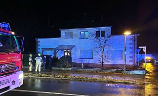 Im Obergeschoss dieses Hauses an der Marienloher Straße brannte in der Nacht zum Sonntag zum wiederholten Mal Essen auf Herd. Der Bewohner wurde mit Verdacht auf Rauchgasvergiftung ins Krankenhaus eingeliefert. - © 2023 Ralph Meyer. Alle Inhalte urheberrechtlich geschützt.