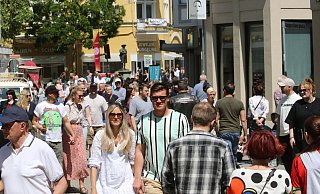 Zum Hoeker-Fest hatten sonntags die Geschäfte auf. Das funktioniert: Tausende strömten bei Königswetter in die Herforder Innenstadt. - Claus Frickemeier