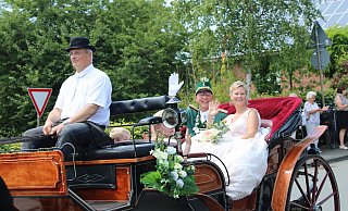 Das amtierende Neuenbeker Schützenkönigspaar Christina und Norbert Franke freuen sich bei der Parade über die zahlreichen Zuschauerinnen und Zuschauer aus der Gemeinde. - Moritz Jülich