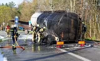 Die Feuerwehr Paderborn war mit vier Löschfahrzeugen und rund 25 Feuerwehrleuten auf dem A33-Rastplatz Lippesee im Einsatz. - Ralph Meyer