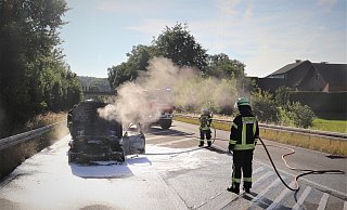 Der Mercedes Kombi brannte auf der B64 völlig aus. - Polizei Paderborn