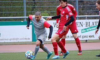 Canlars Erkan Aydin führt den Ball, Schildesches Finn Wächter versucht ihn zu stören. - Andreas Zobe