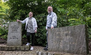 Jana Wehmeyer und Thomas Kracht an den Gedenksteinen für die Väter der Freilichtbühne Nettelstedt, Karl Meyer-Spelbrink und Wilhelm Korte. - Cornelia Müller