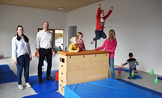 Christiane Bernard (Kita-Leiterin, v. l.) und Uwe Damer (Bildungsdezernent) schauen den Kindern und Erzieherin Ulla Adden (r.) im Familienzentrum „Miteinander“ zu. - Stadt Bad Driburg