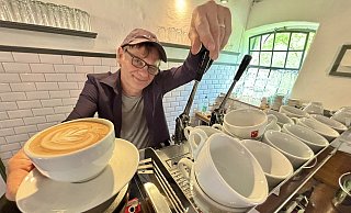 Cornelius Braun hat sich in die Kaffeezubereitung über Jahre und viele Versuche reingefuchst. Er liebt seine Izzo-Handhebelmaschine. - Jens Reddeker