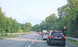 Auf der Landstraße 828 zwischen Buke und Willebadessen kommt es derzeit zu Verkehrsbehinderungen. Eine Baustellenampel sorgt für Staugefahr auf der Umleitungsstrecke. - Privat