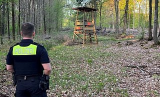 In der Nähe des Hochsitzes lag der gefesselte Mann auf dem Boden. - Polizei